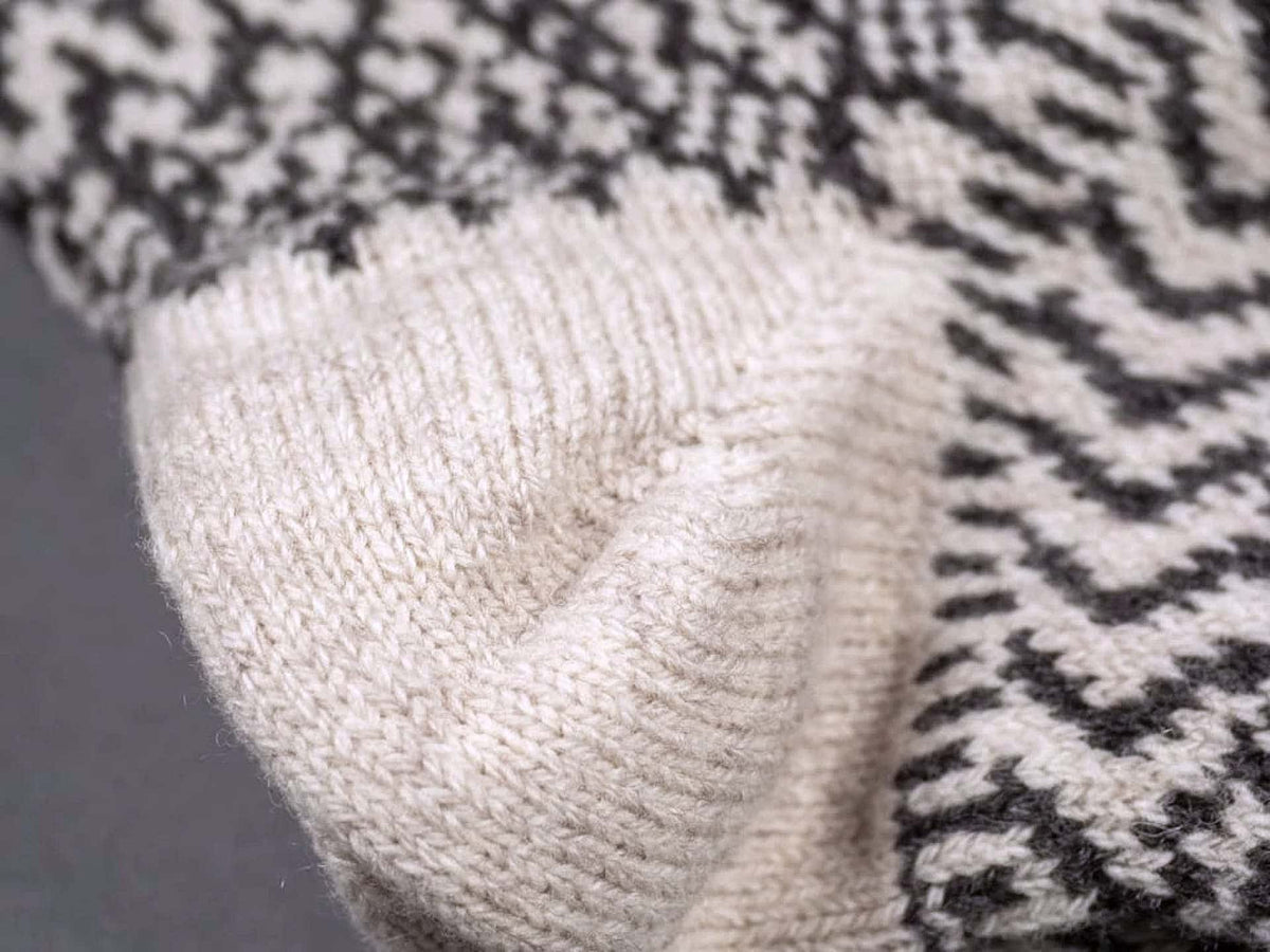 A close up of Nishiguchi Kutsushita&#39;s Oslo Wool Jacquard Socks - Oatmeal.