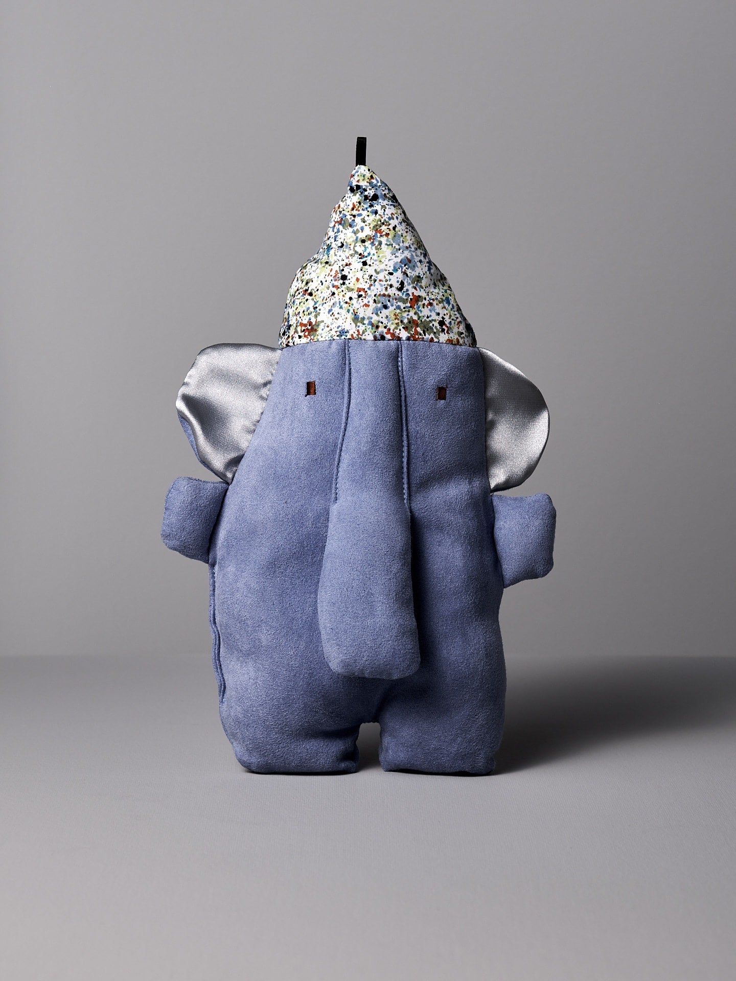 A Édith L'Élephant stuffed animal with a confetti hat by Raplapla.