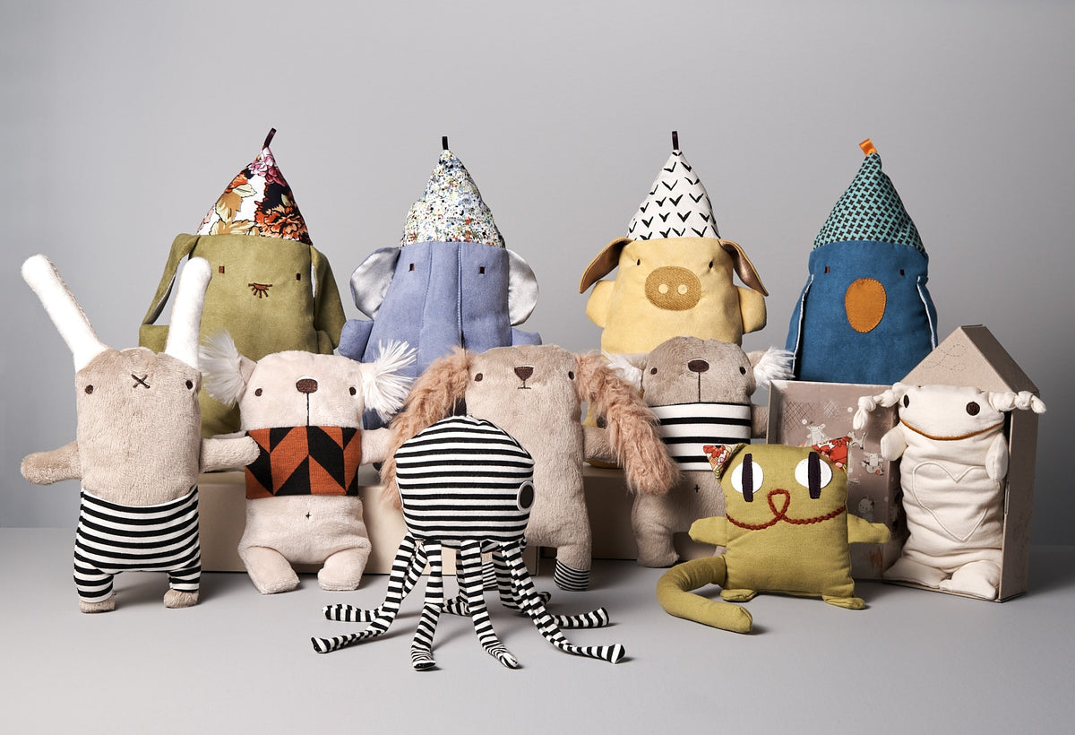 A group of Yali le Cochon stuffed animals with hats on from Raplapla.