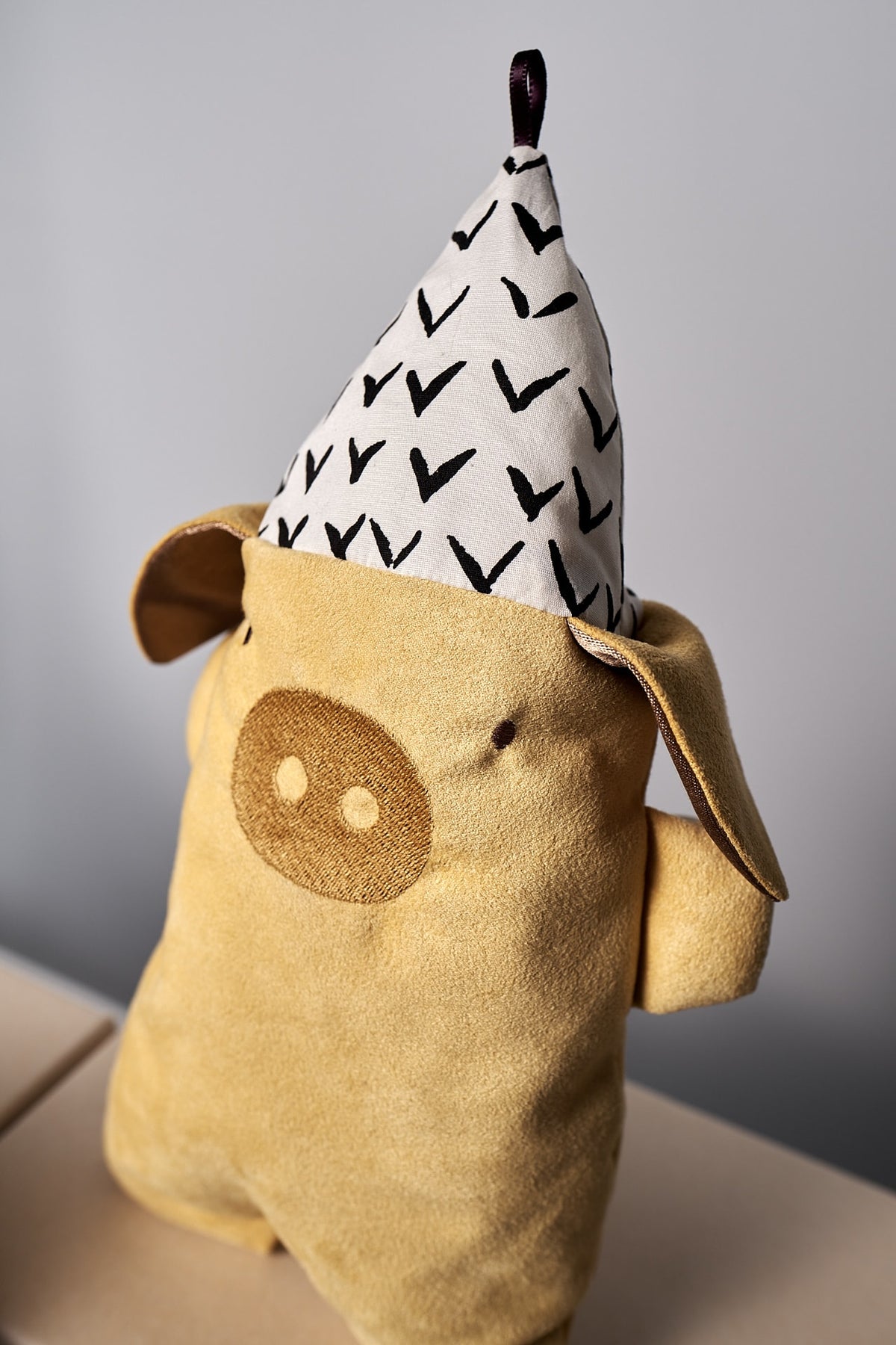 A Yali le Cochon stuffed animal with a hat by Raplapla.