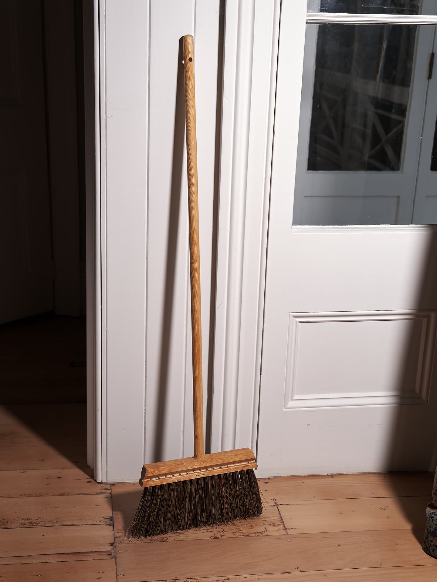 Iris Hantverk Porch Broom, Long Handle, Birch