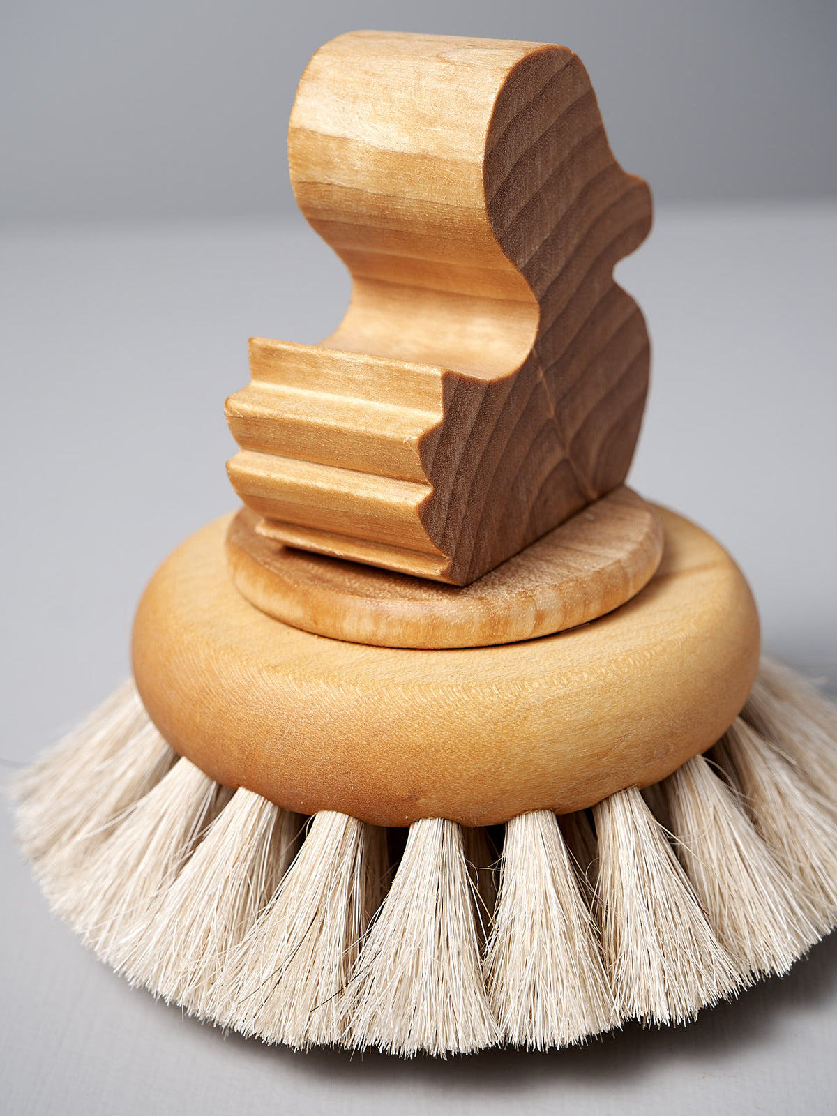 The Iris Hantverk Duck Bath Brush – Soft features a natural wooden construction and is elegantly complemented by horse hair bristles, with a gracefully curved handle on top.