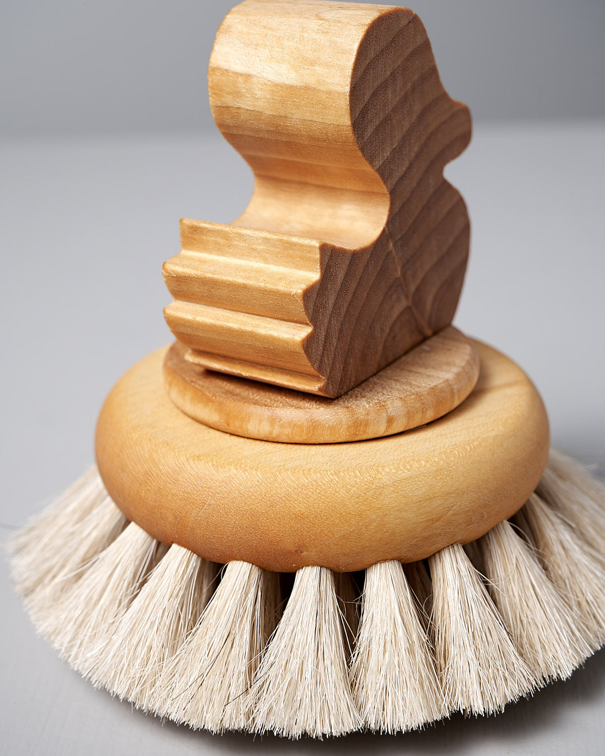 The Iris Hantverk Duck Bath Brush – Soft features a natural wooden construction and is elegantly complemented by horse hair bristles, with a gracefully curved handle on top.