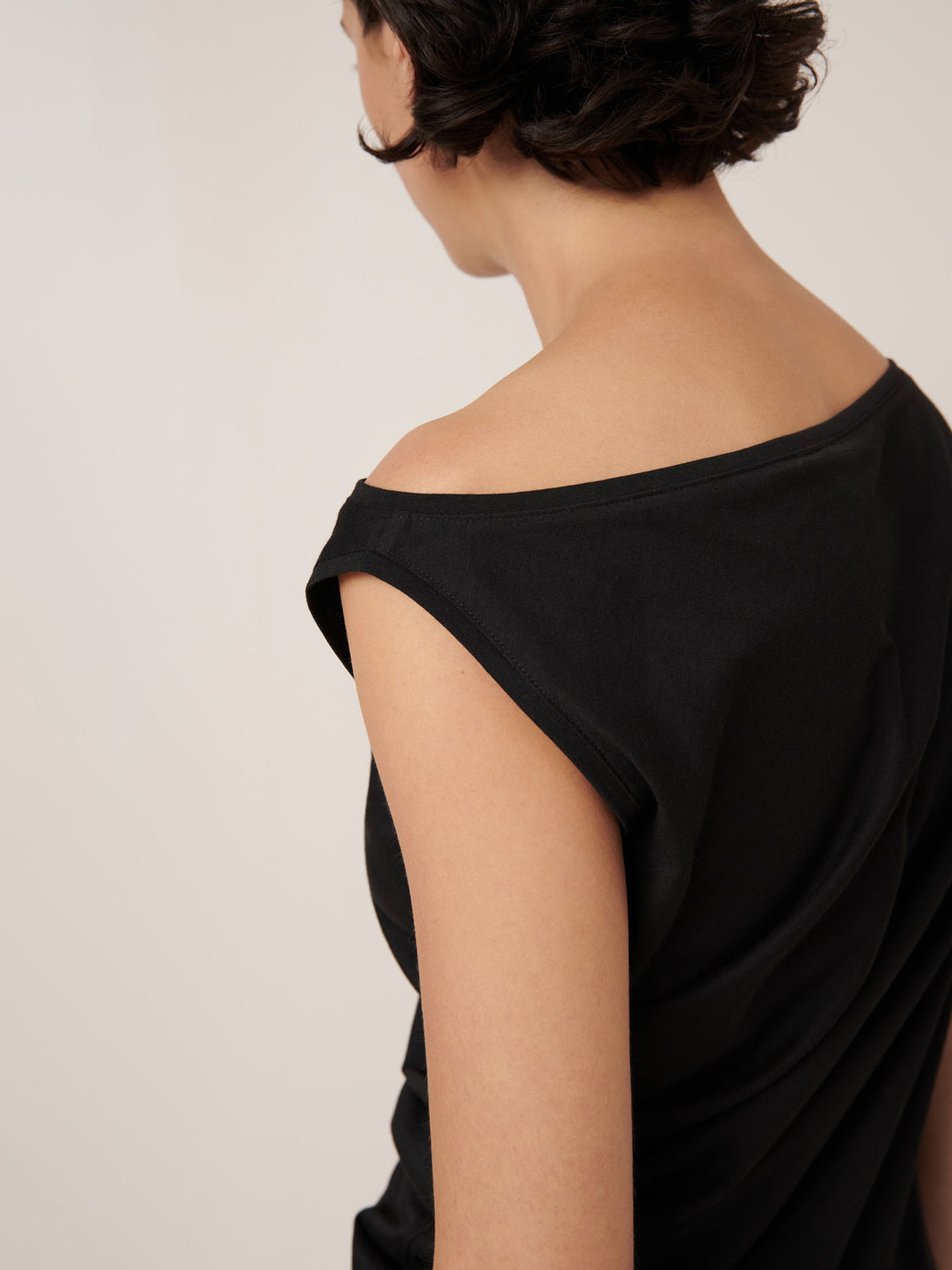 Asymmetric Top – Black