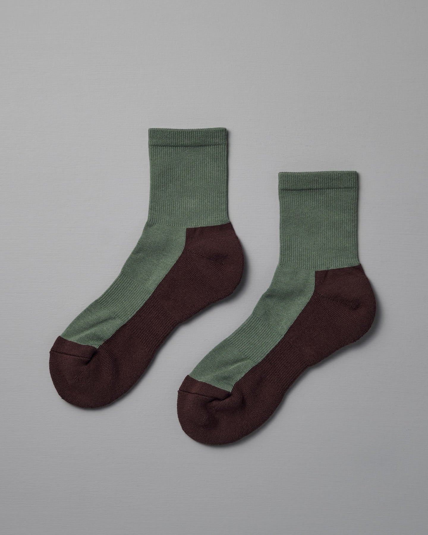 Cotton Cashmere Walk Socks – Kusamochi by Nishiguchi Kutsushita: ankle socks with green uppers and dark brown heels, toes, and soles. Available in men's sizes—see our size chart for the perfect fit. Displayed on a plain gray background.