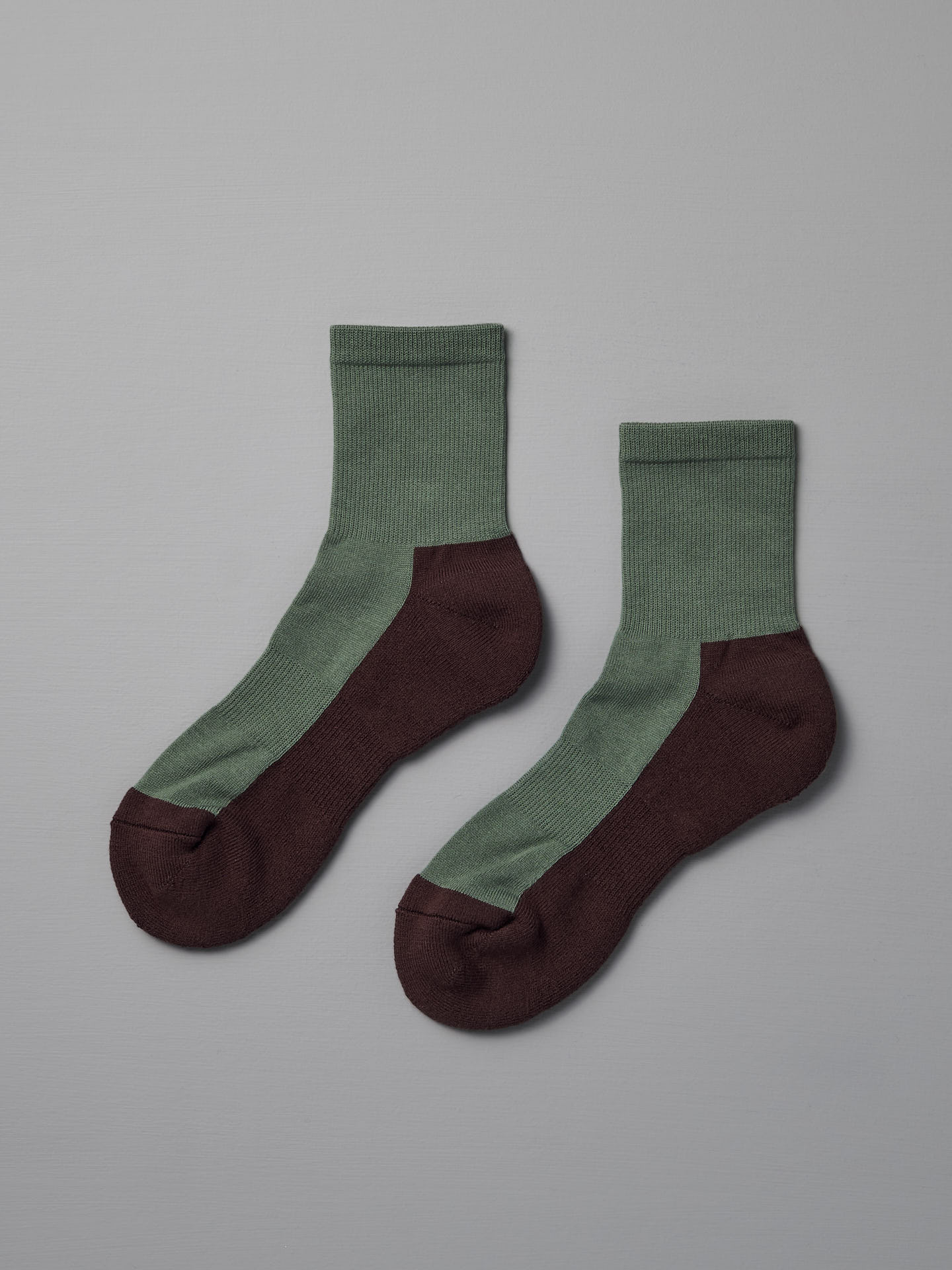 Cotton Cashmere Walk Socks – Kusamochi by Nishiguchi Kutsushita: ankle socks with green uppers and dark brown heels, toes, and soles. Available in men's sizes—see our size chart for the perfect fit. Displayed on a plain gray background.