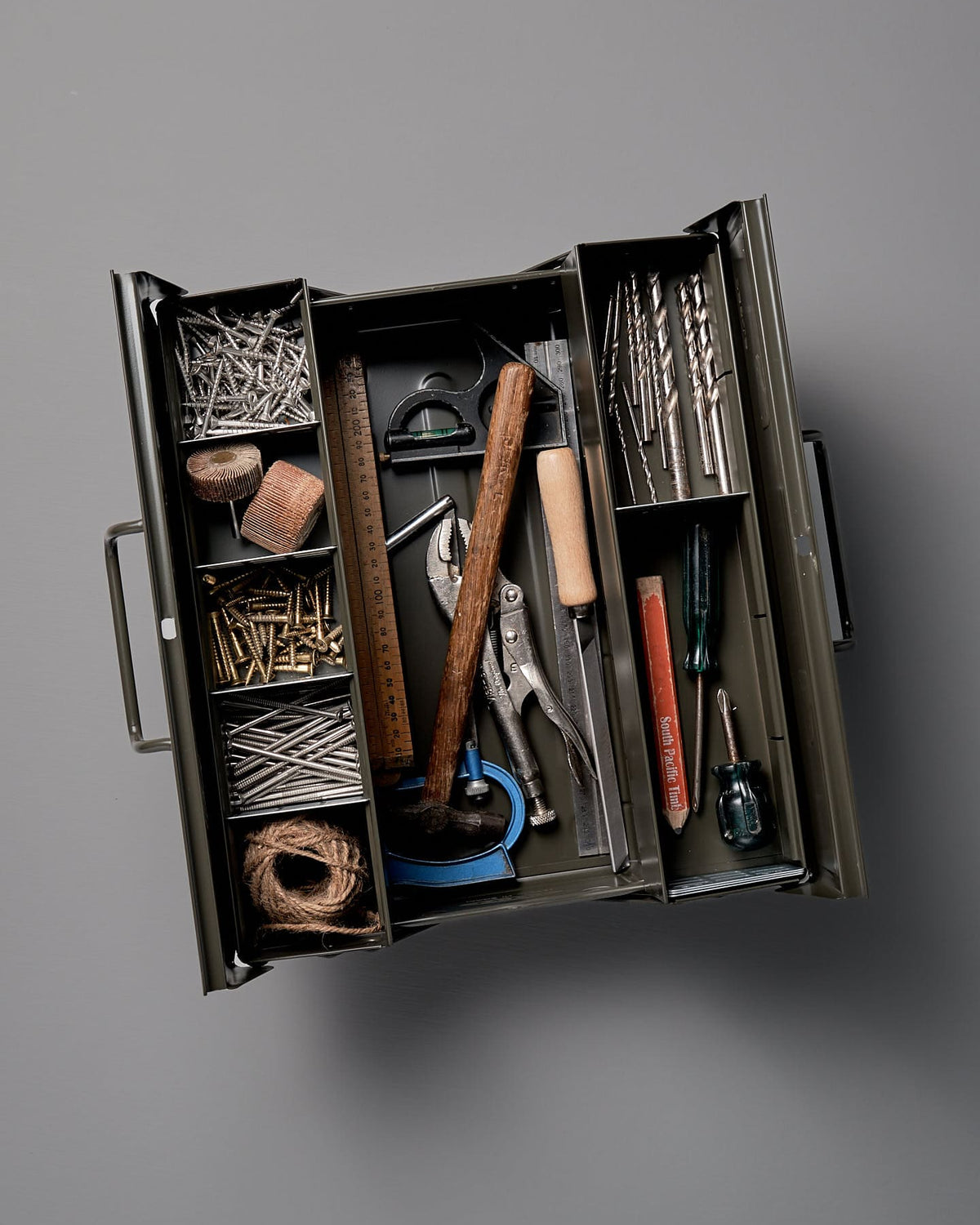 The Cantilever Toolbox ST-350 by TOYO STEEL is made from durable powder-coated steel. It accommodates diverse storage needs, containing essential tools like a hammer, pliers, screwdrivers, drill bits, a measuring tape, and assorted screws and nails.