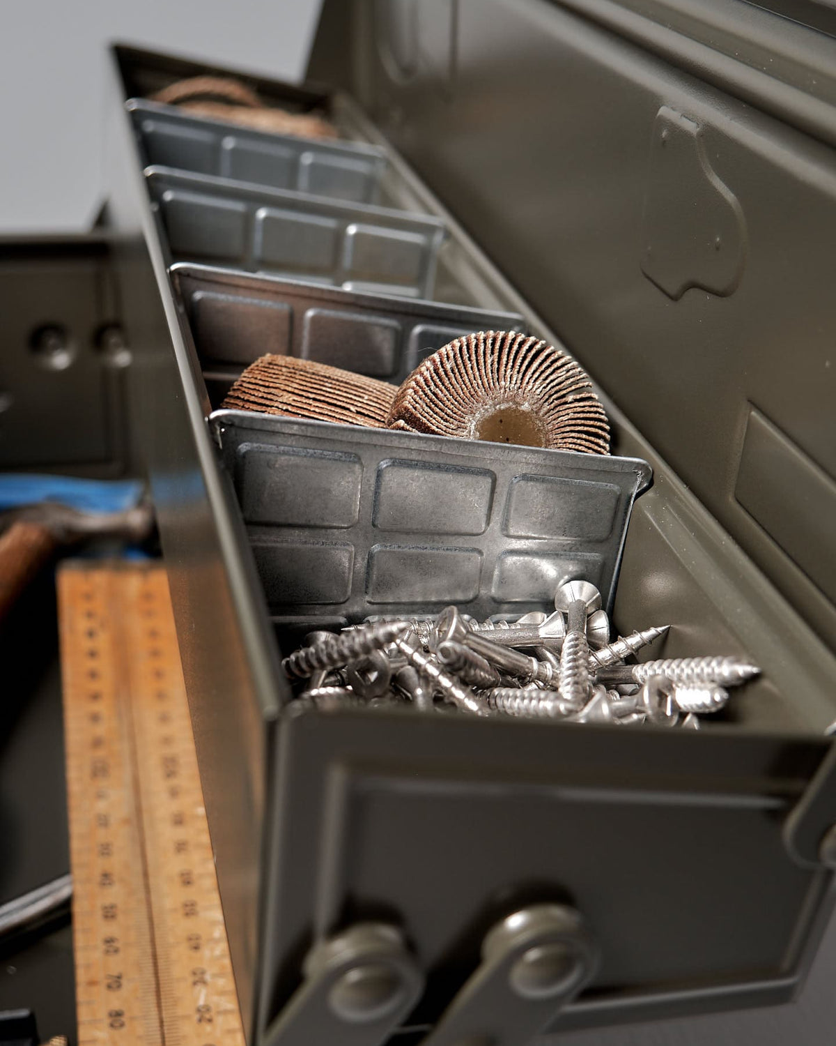 The TOYO STEEL Cantilever Toolbox ST-350 – Blue is a durable, powder-coated steel container ideal for storage. It includes separate compartments for screws, sanding discs, and a ruler to keep items organized and accessible.