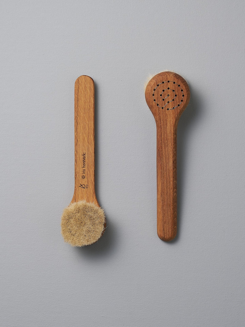 Two Face Brushes – Dry by Iris Hantverk on a grey surface.