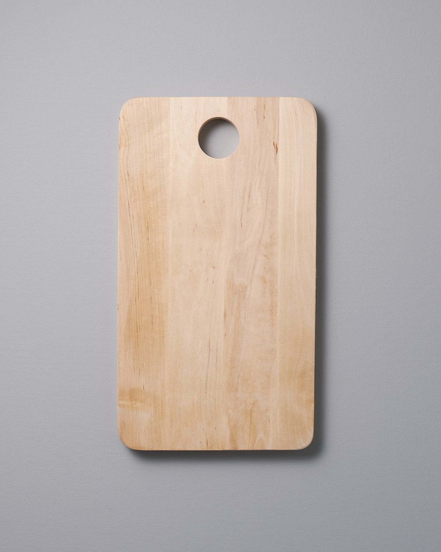 An Iris Hantverk Birch Chopping Board – Medium on a gray background.