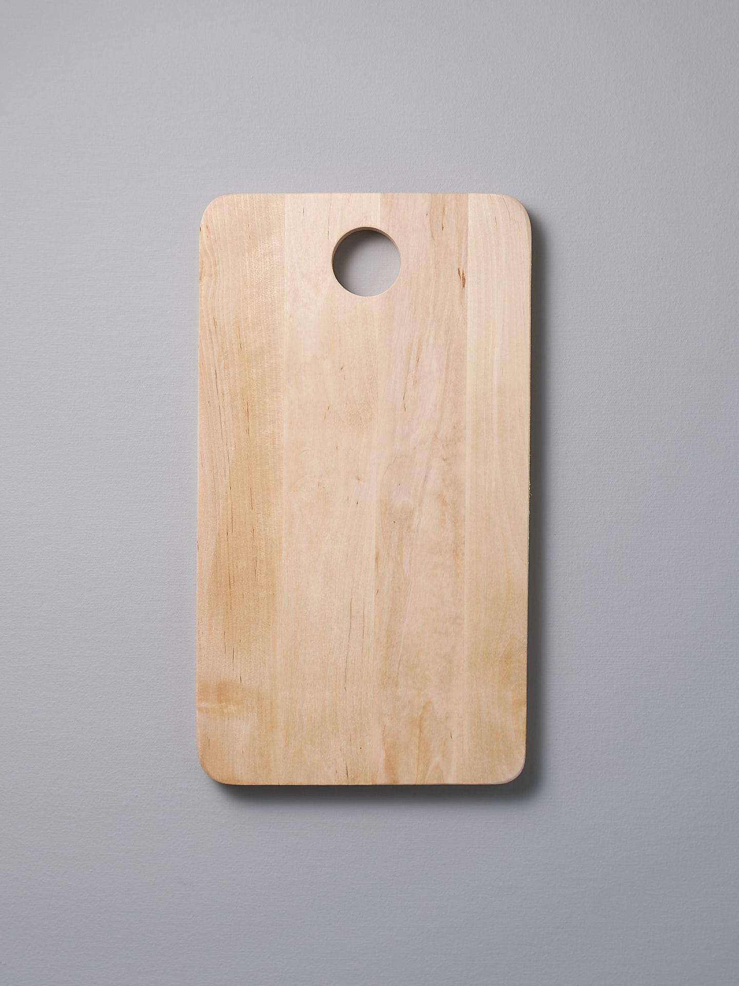 An Iris Hantverk Birch Chopping Board – Medium on a gray background.