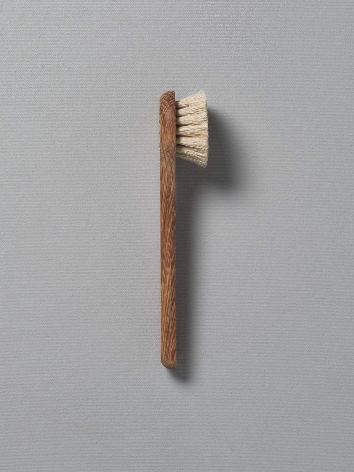 A small Face Brush – Wet on a grey background by Iris Hantverk.
