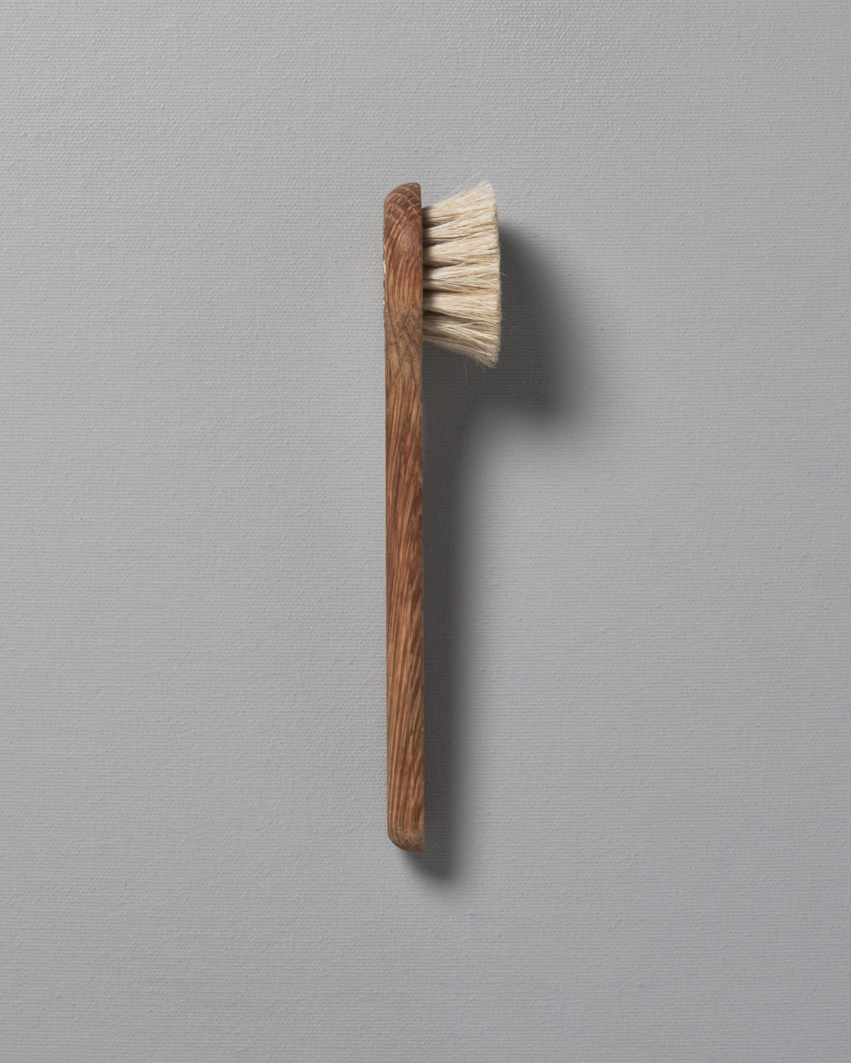 A small Face Brush – Wet on a grey background by Iris Hantverk.