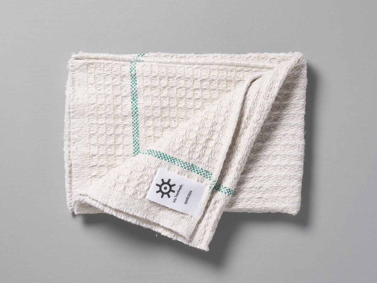 An Iris Hantverk cleaning cloth with a green tag on it.