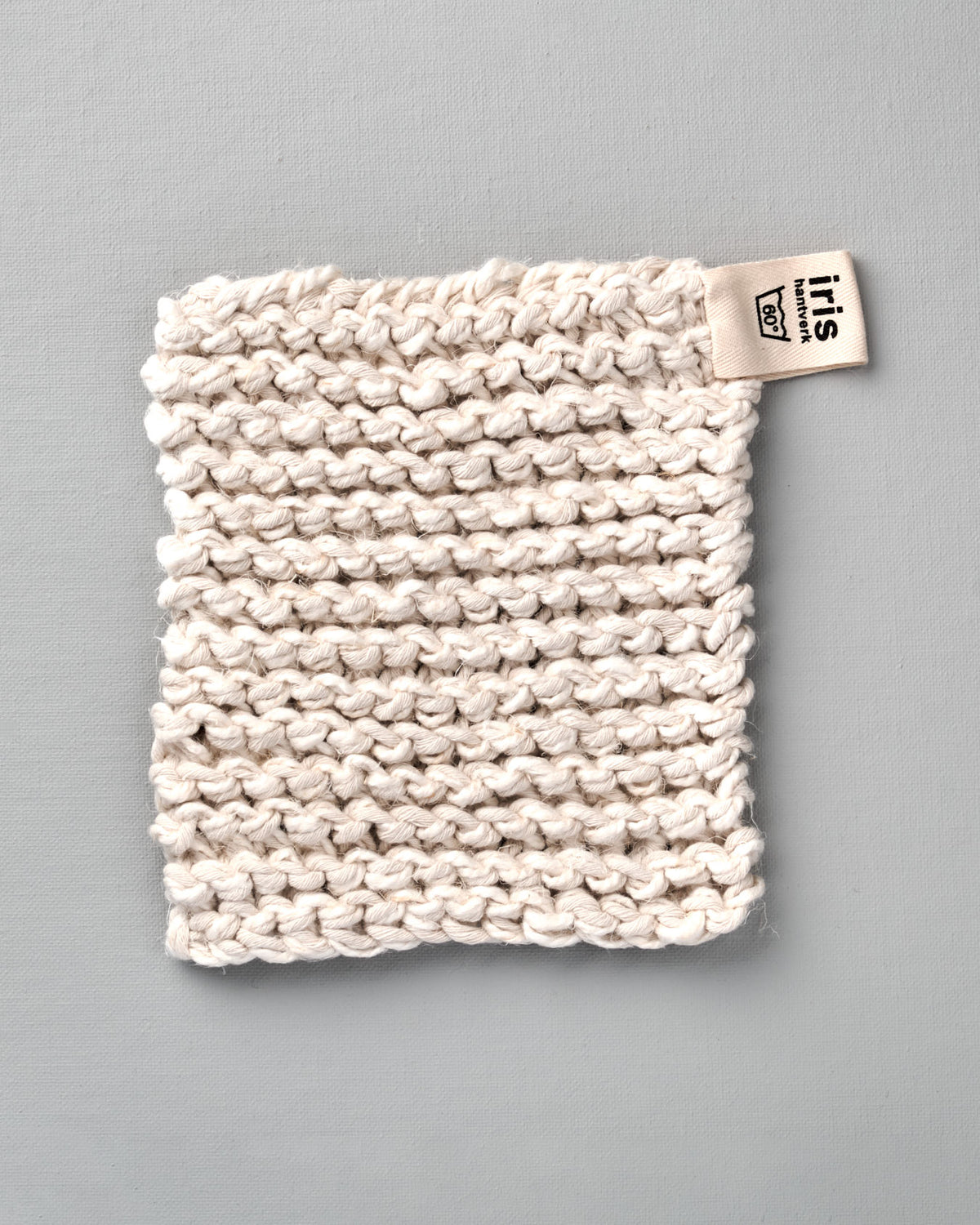A white Pot & Oven-tray Holder with a tag on it by Iris Hantverk.