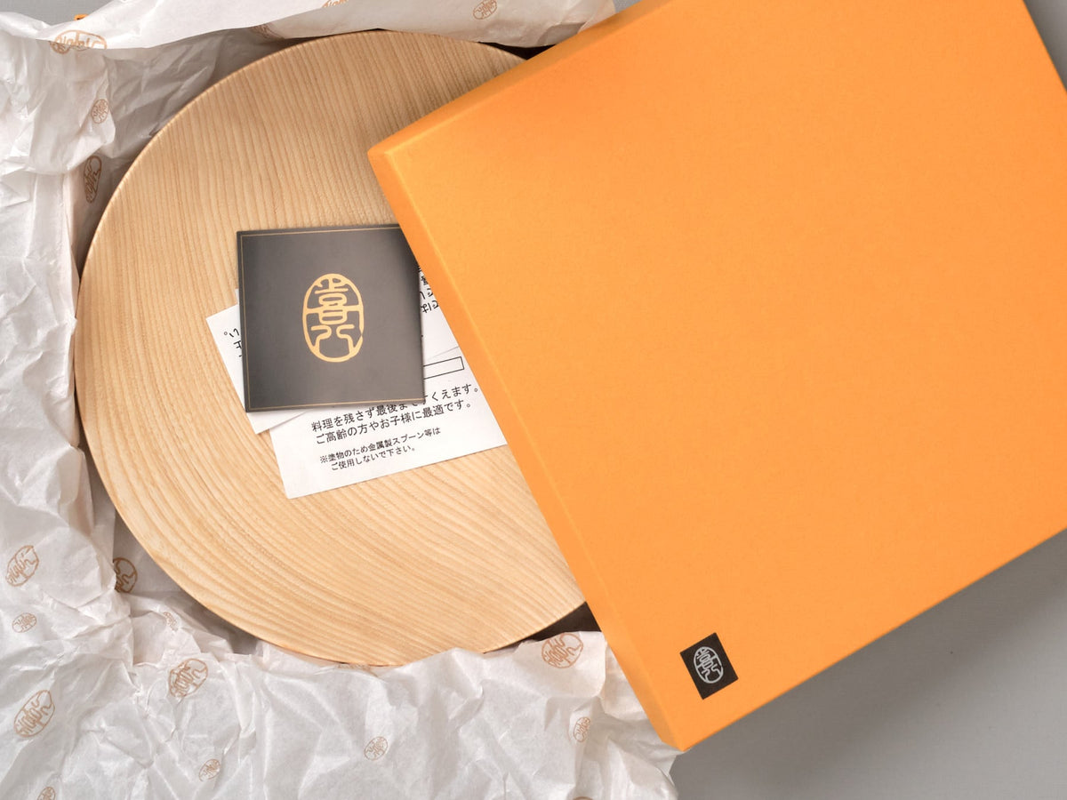 A Kihachi Wooden Plate - Medium with a card in it.