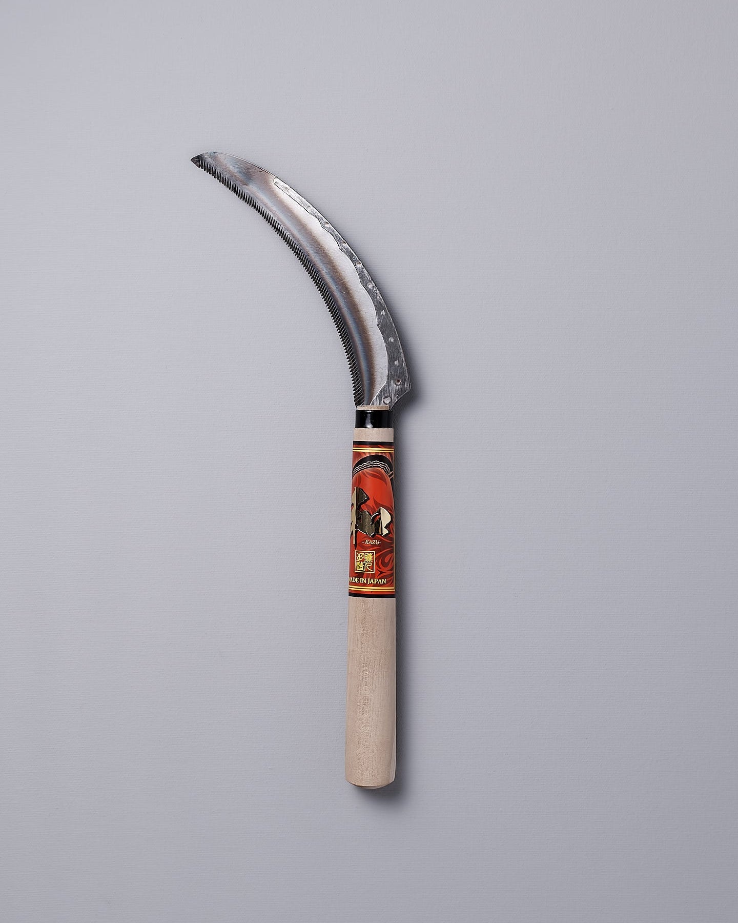 A Flax Cutter with a wooden handle on a gray background. (Maruyoshi)