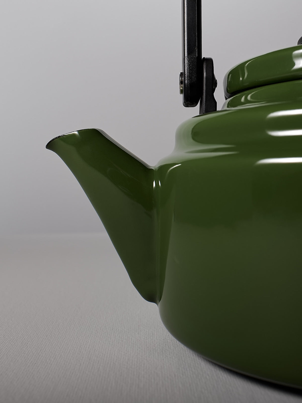 An Amu Stove-top Kettle – Green by Noda Horo on a white background.