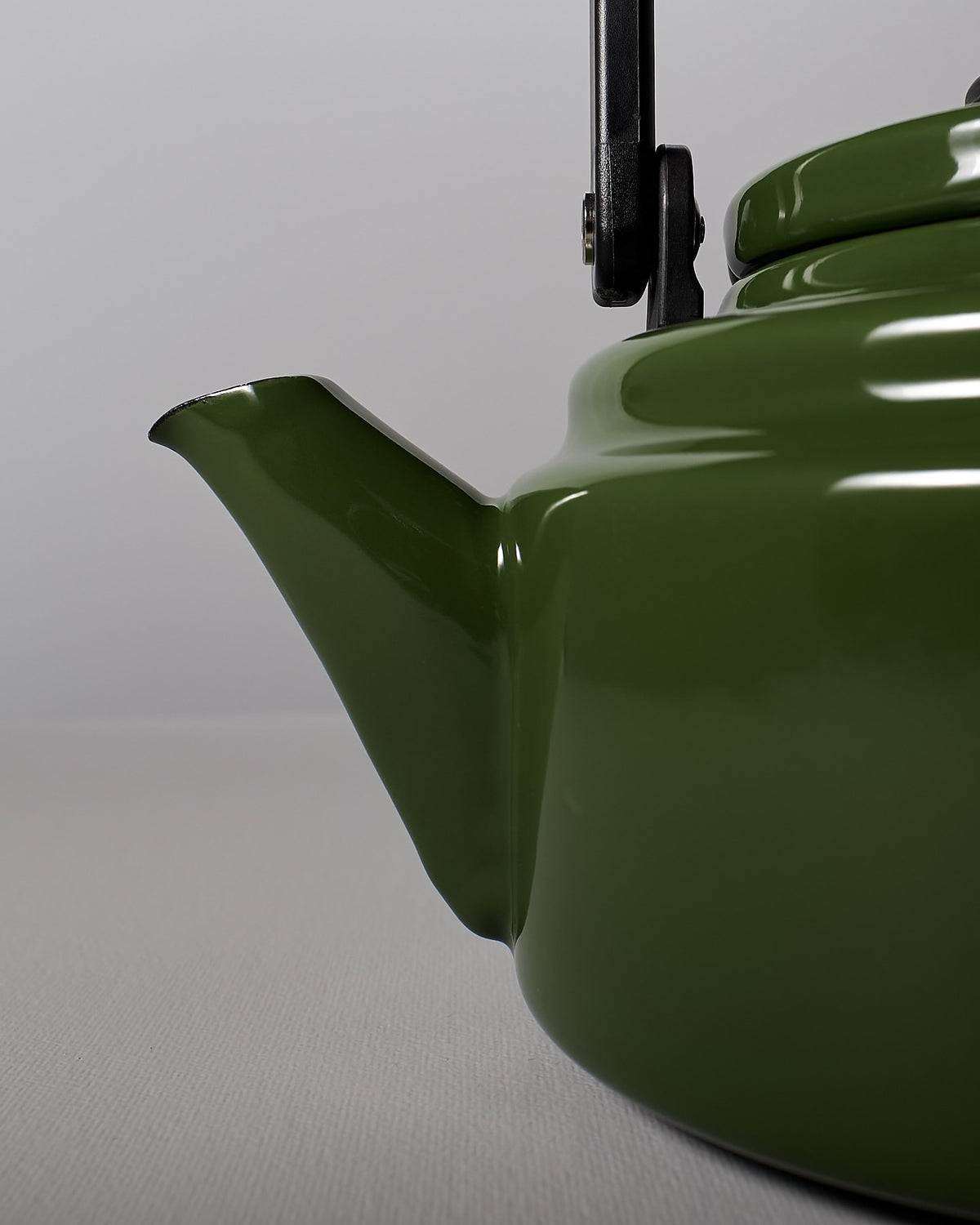 An Amu Stove-top Kettle – Green by Noda Horo on a white background.