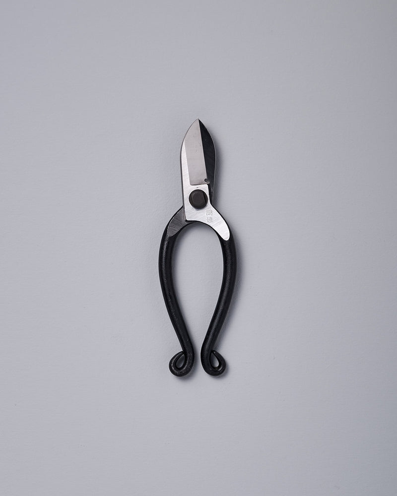 An Okatsune Ikebana Scissors №213 on a white background.