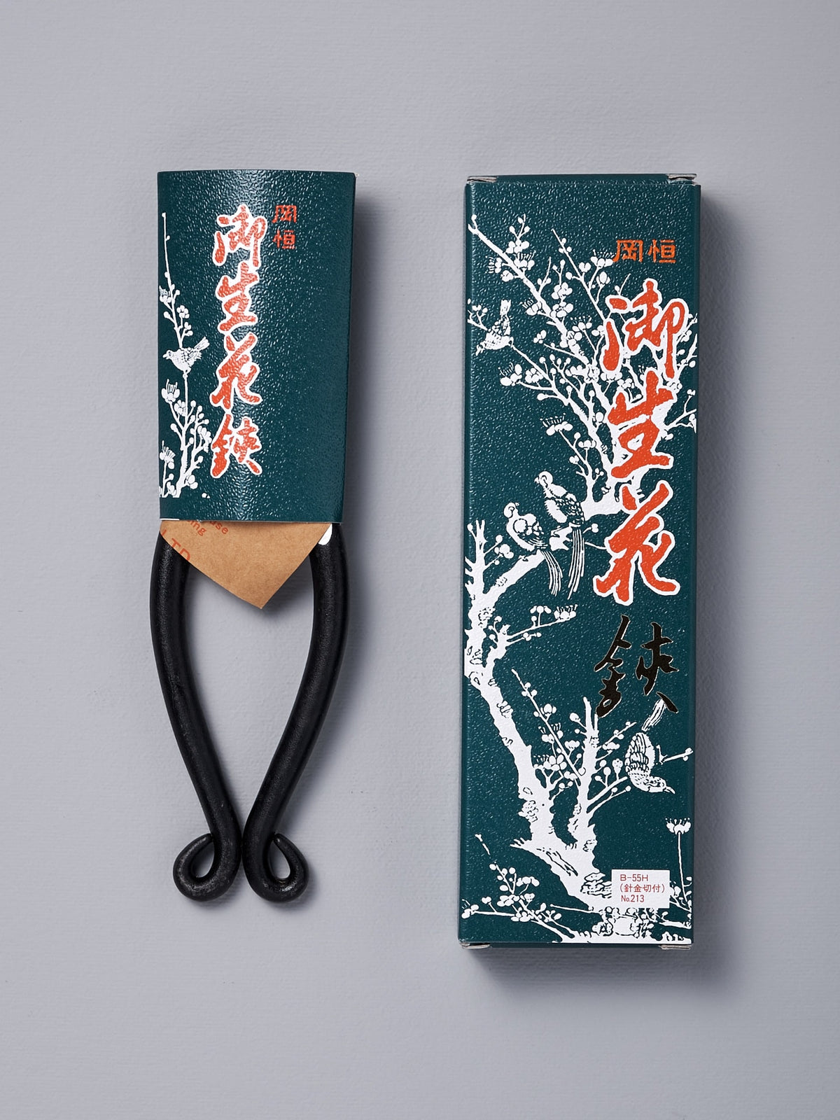 A box with an Ikebana Scissors №213 and Okatsune Chinese writing on it.