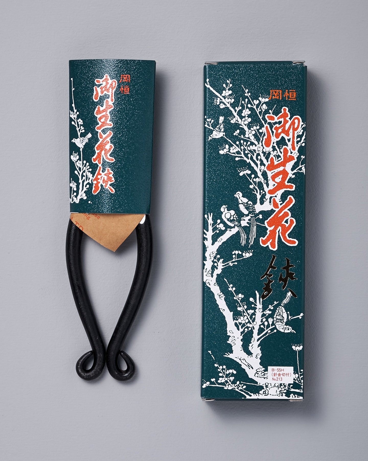 An Okatsune Ikebana Scissors №213 on a white background.