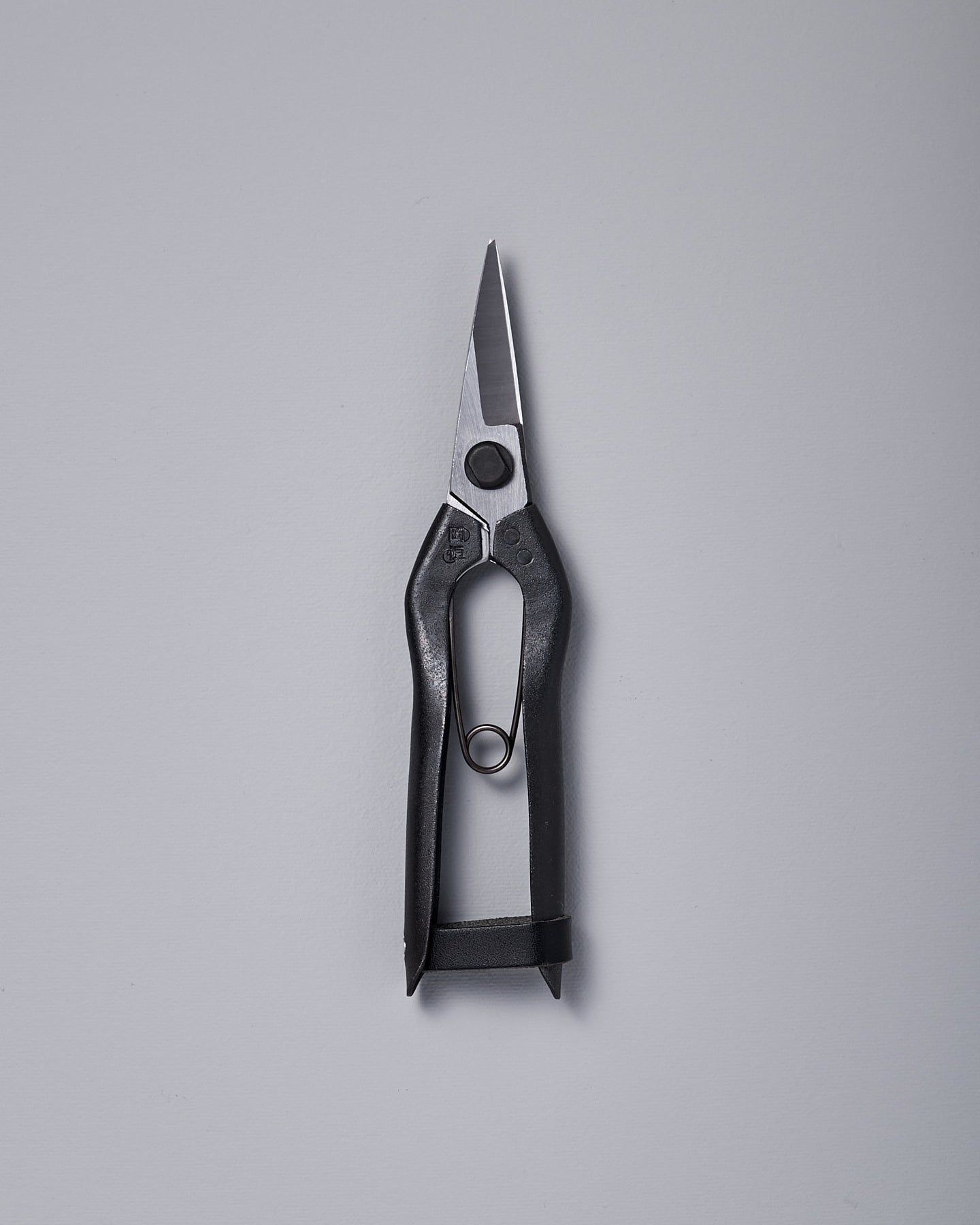 A pair of Okatsune Thinning Shears №207 on a white background.