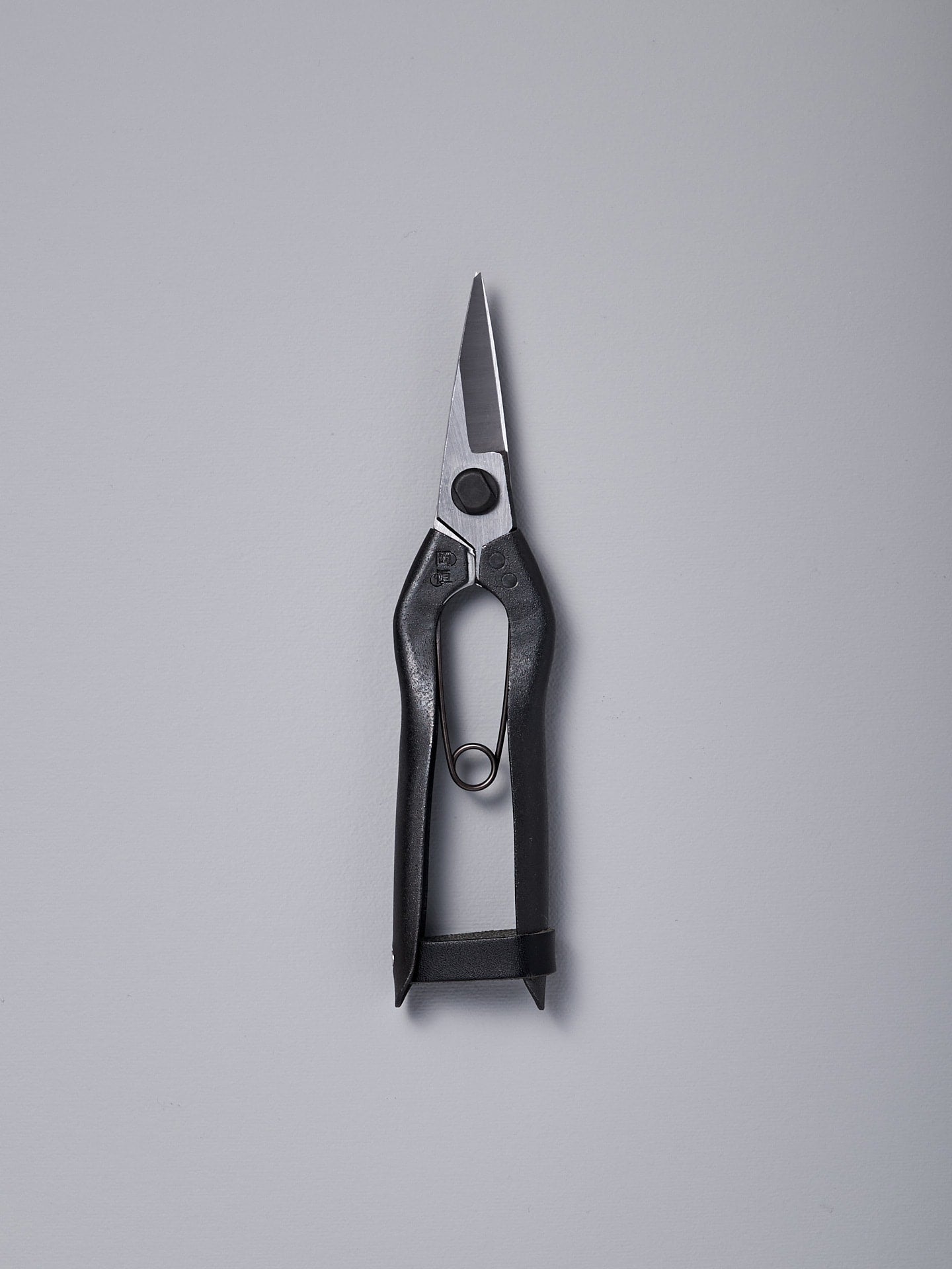 A pair of Okatsune Thinning Shears №207 on a white background.