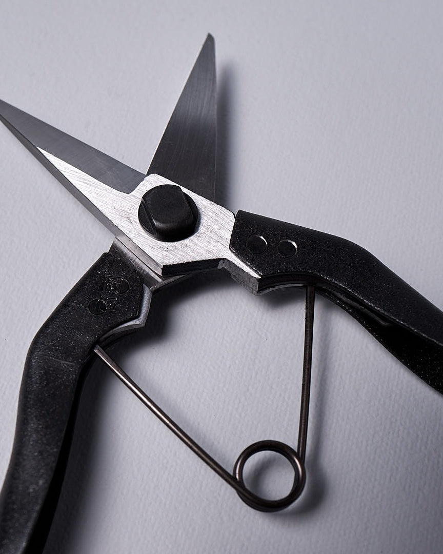 A pair of Okatsune Thinning Shears №207 on a white background.