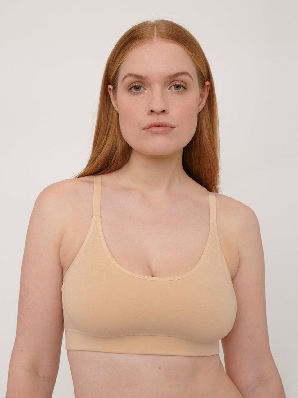 A woman wearing a Basic Bra ⋅ organic cotton – Oak sports bra from Organic Basics.