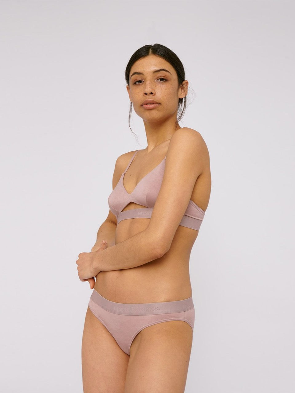 The model is wearing TENCEL™ Lite Briefs (2-pack) – Dusty Rose from Organic Basics.