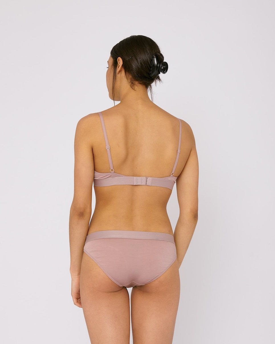 The model is wearing TENCEL™ Lite Briefs (2-pack) – Dusty Rose from Organic Basics.