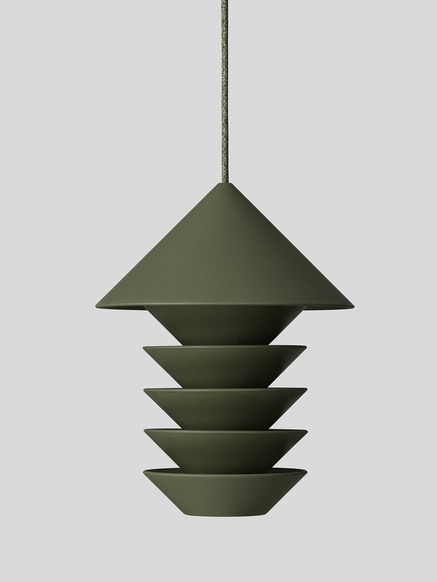 A Bird Silo – Camp Green pendant light hanging from a grey background. Brand: Pidät.