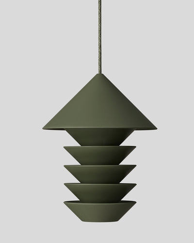 A Bird Silo – Camp Green pendant light hanging from a grey background. Brand: Pidät.