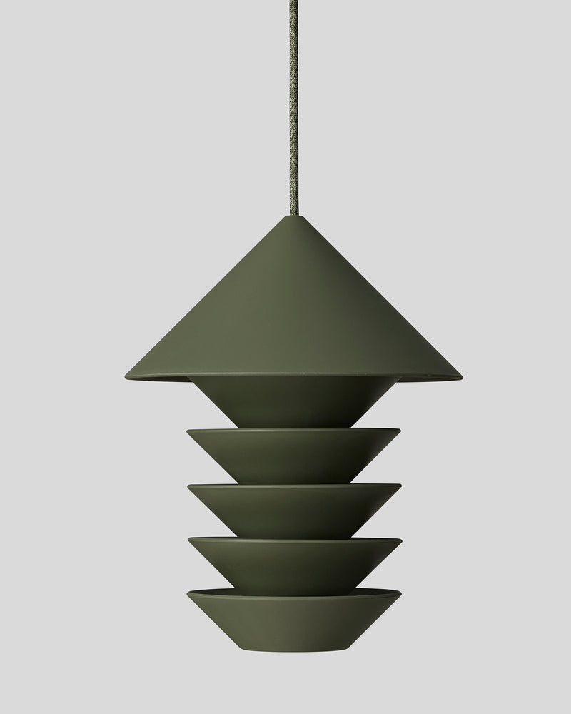 A Bird Silo – Camp Green pendant light hanging from a grey background. Brand: Pidät.