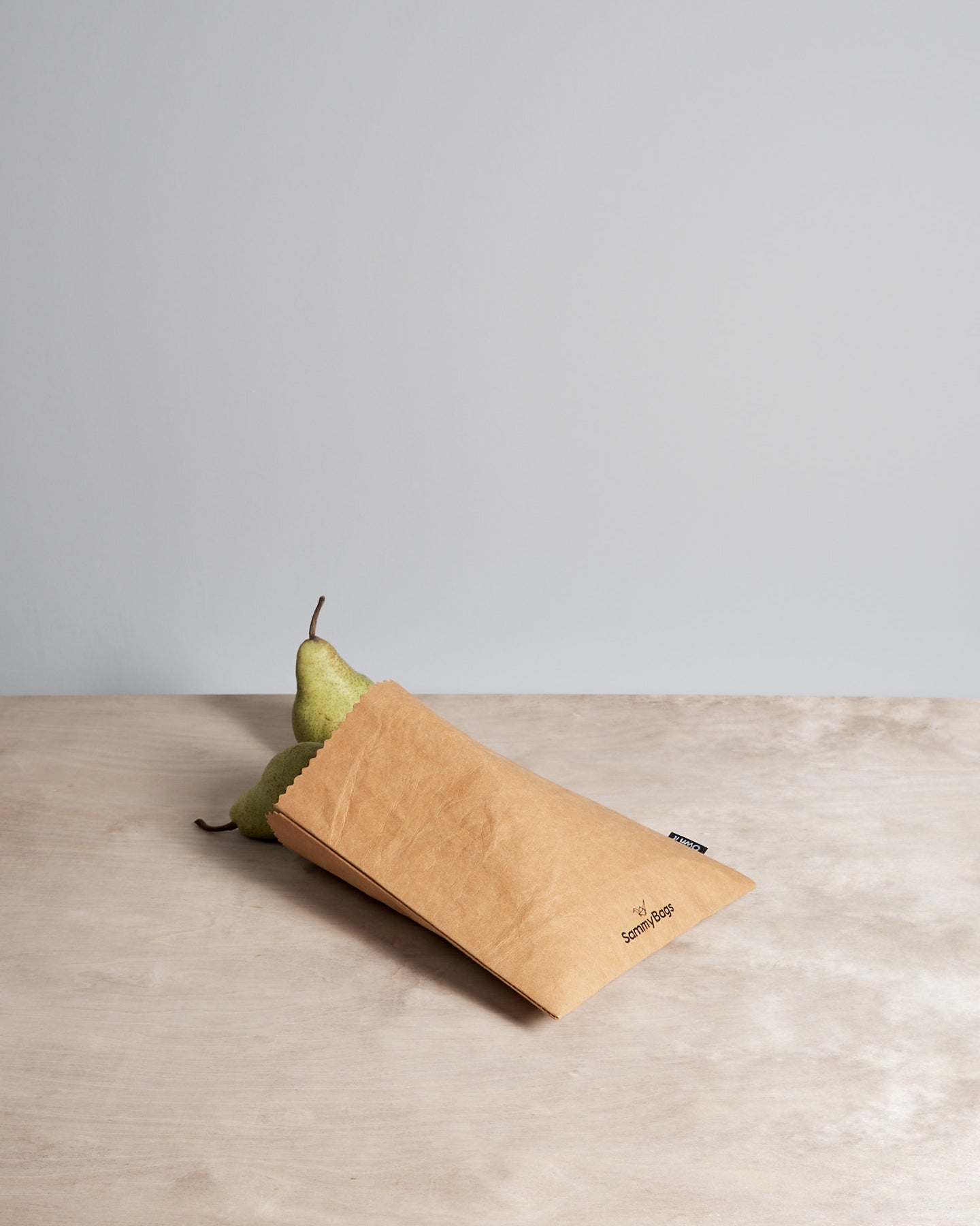 A Sammy Bags Reusable Flat Bag - Medium with a pear in it.
