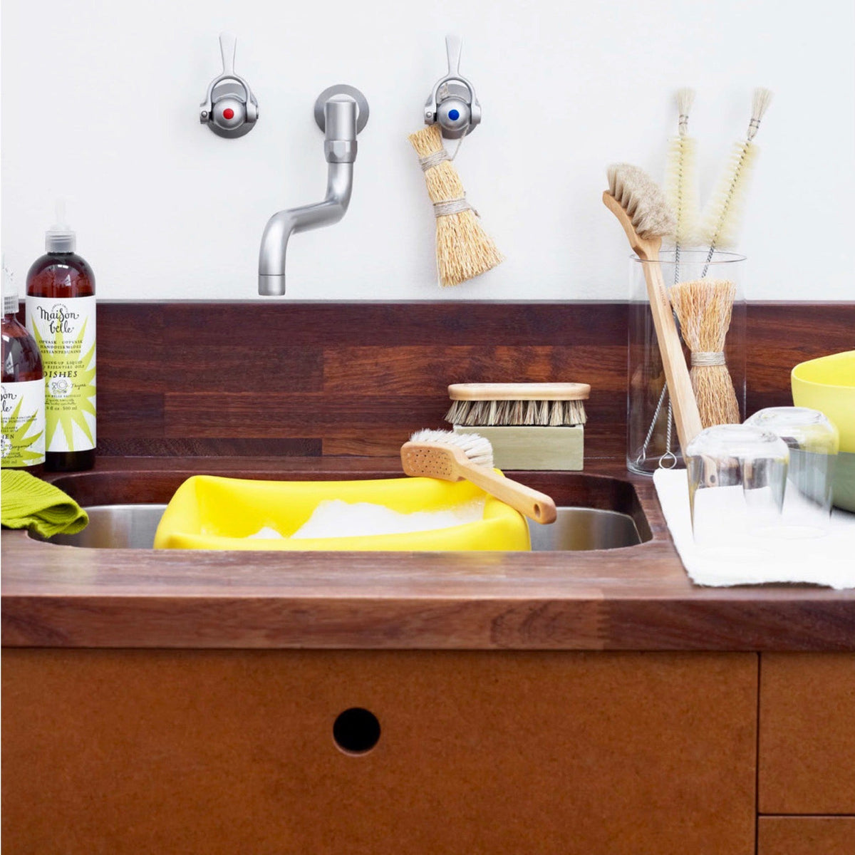 A kitchen with a sink and Iris Hantverk Dish Brush on it.