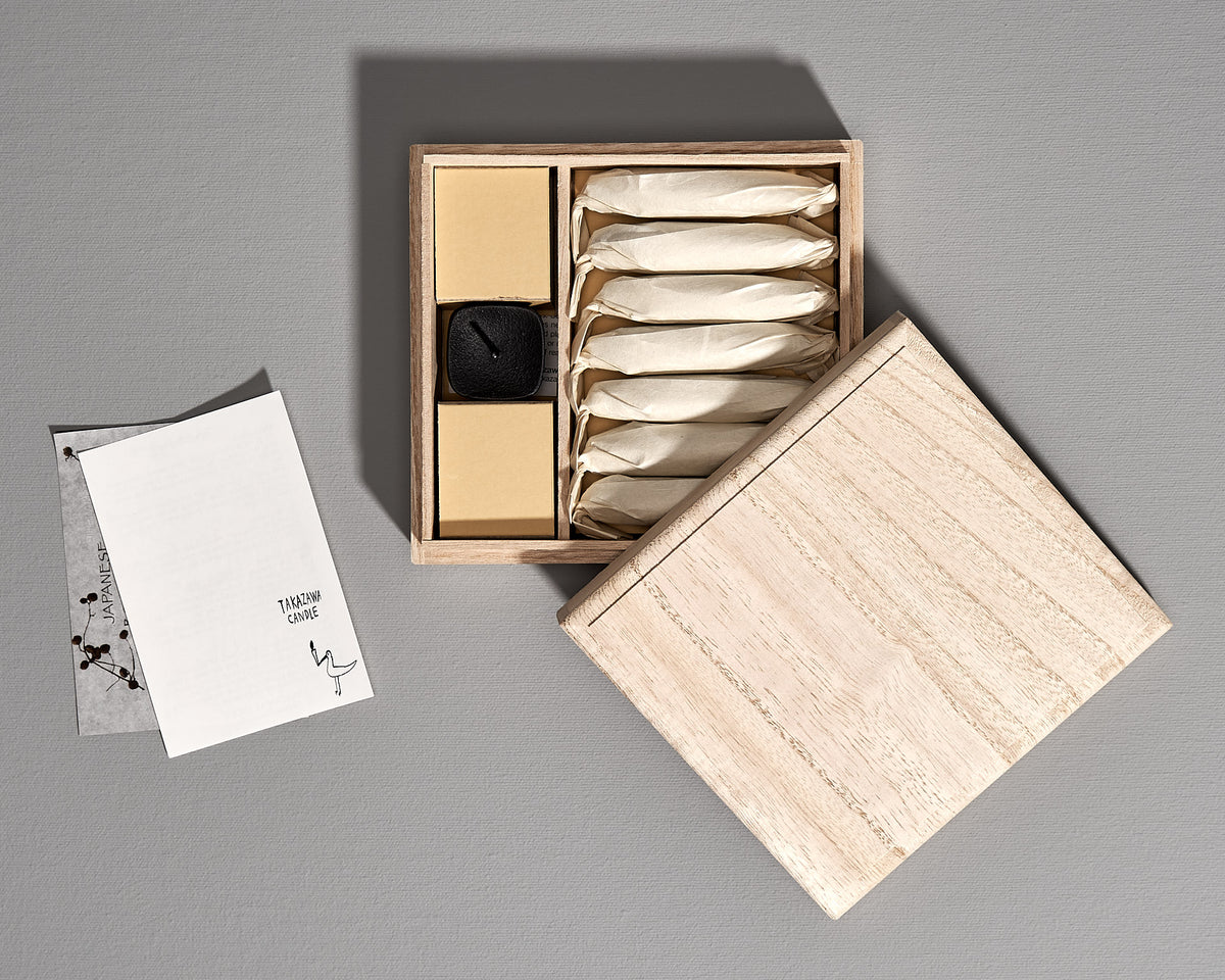 An elegant gift set, comprising a TOHAKU – Small (8 piece box set) by Takazawa. Equipped with a notepad and a pen for convenience.