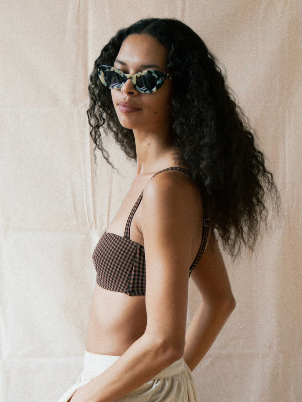 A woman wearing auór's Rosetta Sunglasses – Granite and a bikini top.